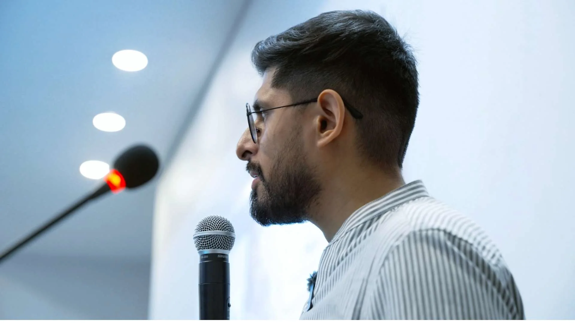 Syed Muheeb Ali au micro lors d'une conférence