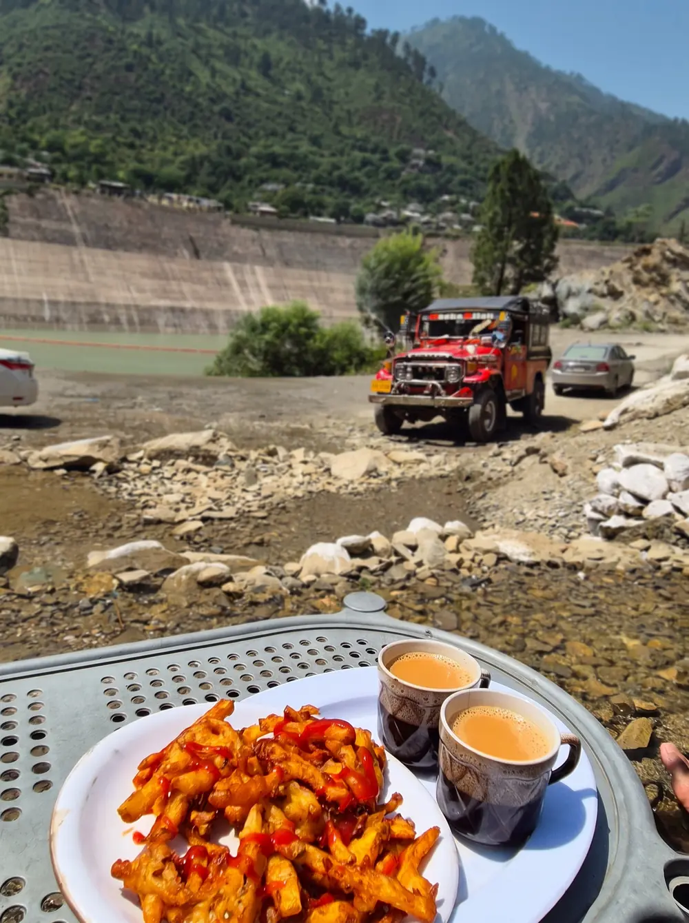 Thé et pakoras au bord d'un barrage