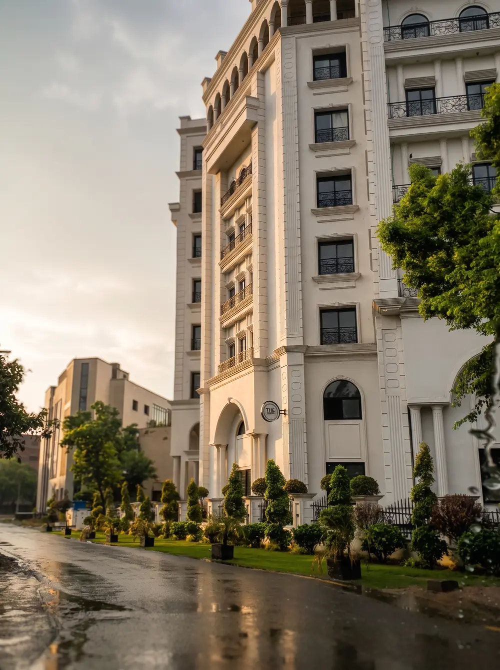 Un bâtiment aux allures de palais après la pluie