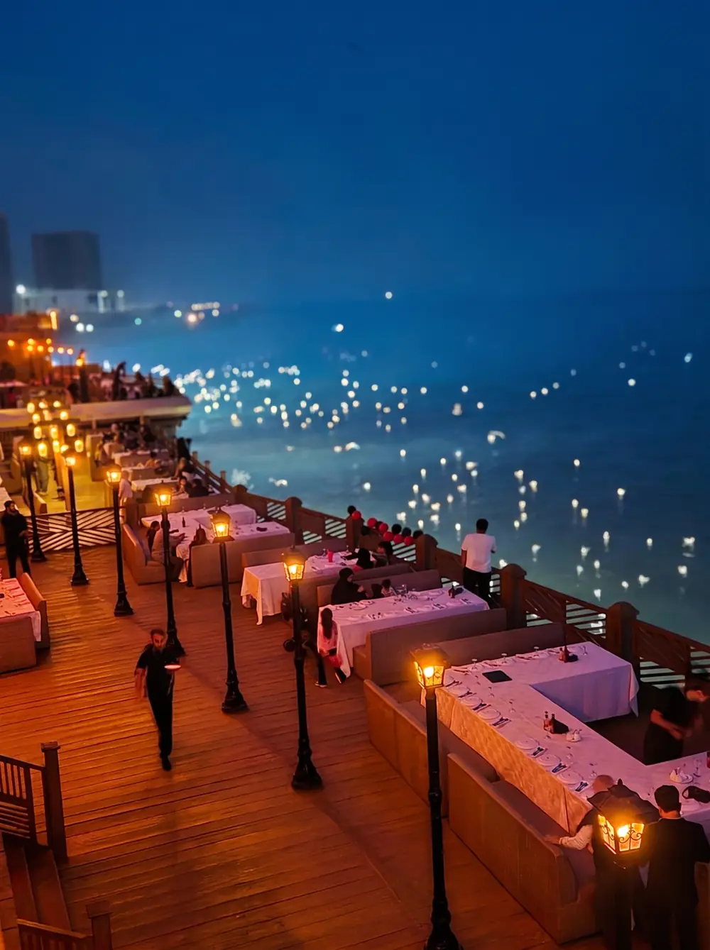Restaurants sur la mer, de nuit