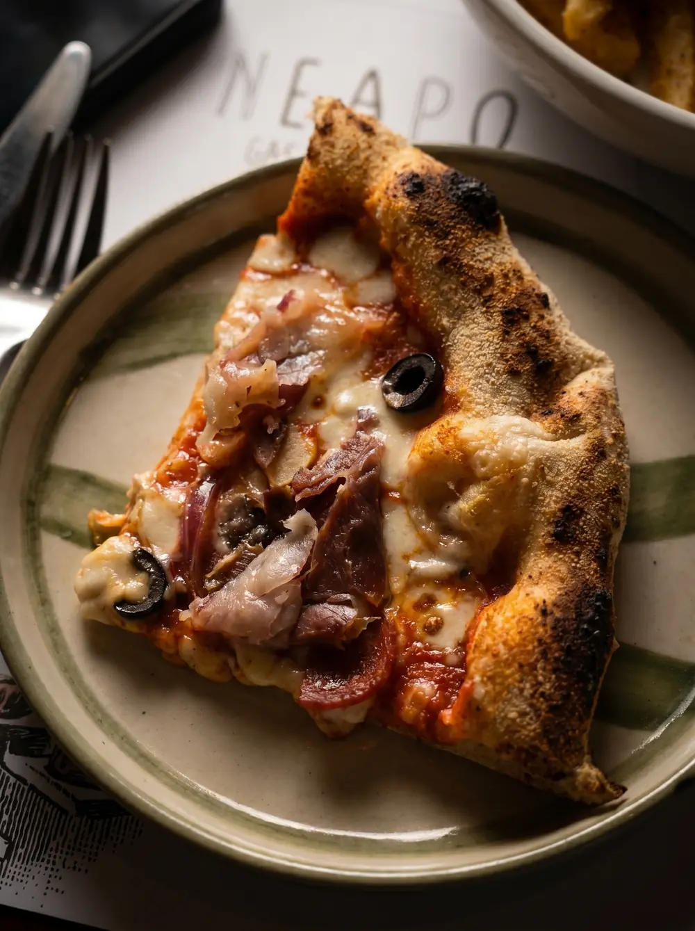 Pizza dans un café