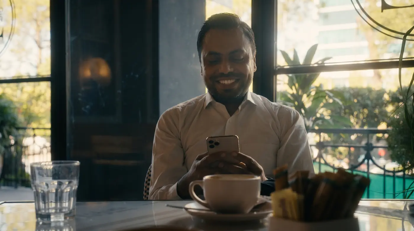 Un sourire derrière la tasse