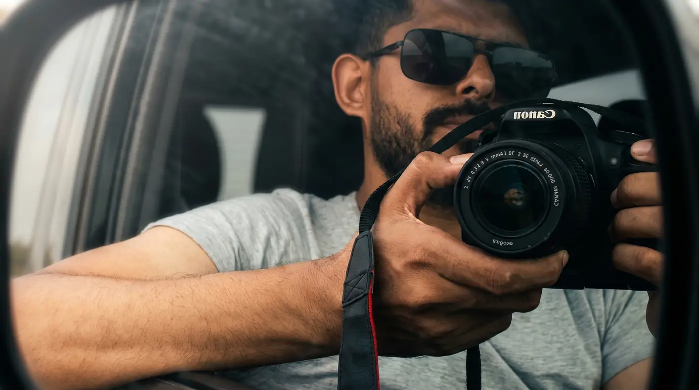 Derrière l'appareil photo