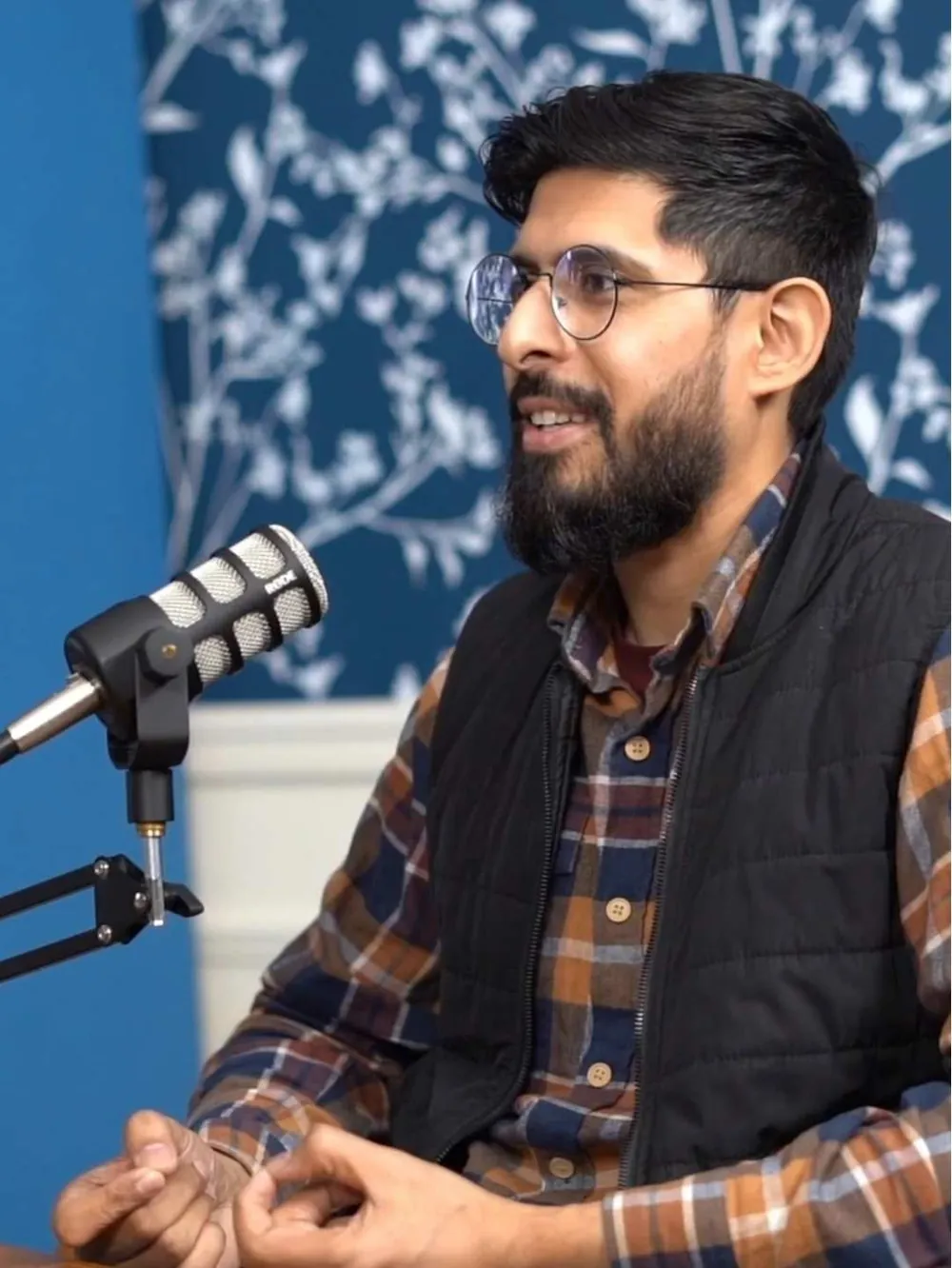 Muheeb en enregistrement de podcast